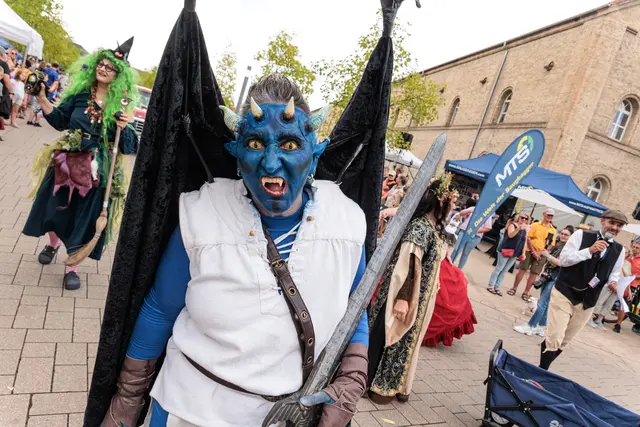 Zahlreiche Gruppen machten den historischen Umzug zu einem farbenfrohen Spektakel. Von historischen Darstellungen bis zu fantasievollen Kostümen gab es für die Zuschauer viel zu entdecken. | Foto: Paul Needham