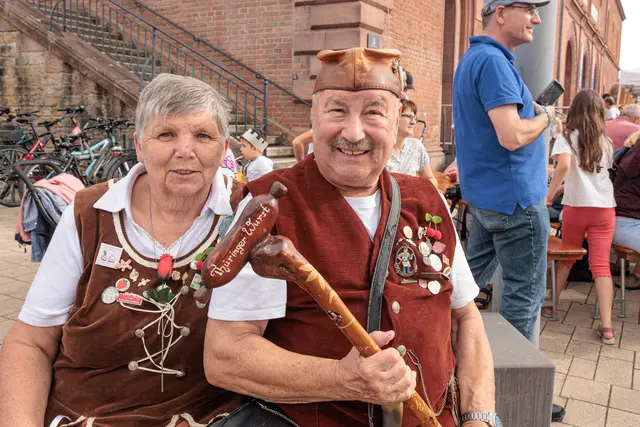 Von traditionellen Gewändern bis zu ausgefallenen Ideen: Die Gruppen brachten beim historischen Umzug zum 750-jährigen Jubiläum jede Menge Abwechslung auf die Straßen. | Foto: Paul Needham