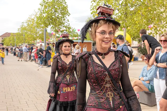 Von traditionellen Gewändern bis zu ausgefallenen Ideen: Die Gruppen brachten beim historischen Umzug zum 750-jährigen Jubiläum jede Menge Abwechslung auf die Straßen. | Foto: Paul Needham