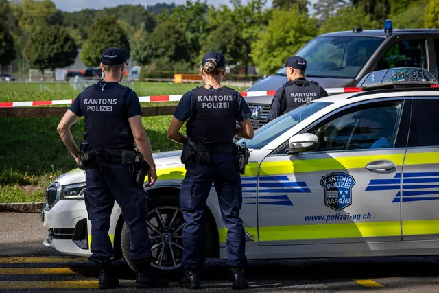Die Polizei hat Projektile und Munitionsspuren mehrerer Waffentypen gefunden. | Foto: Michael Buholzer/KEYSTONE/dpa
