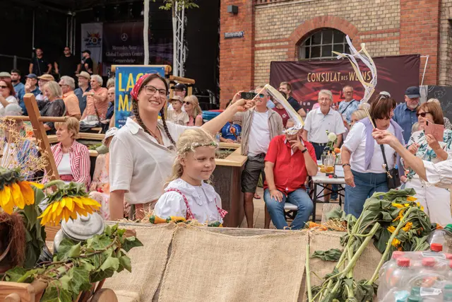 Zahlreiche Gruppen machten den historischen Umzug zu einem farbenfrohen Spektakel. Von historischen Darstellungen bis zu fantasievollen Kostümen gab es für die Zuschauer viel zu entdecken. | Foto: Paul Needham