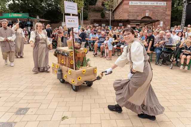Historische Gewänder, liebevolle Details und viele kreative Ideen: Der Umzug zum Jubiläum „750 Jahre Stadtrechte Germersheim“ zeigte die Geschichte der Stadt in ihrer ganzen Vielfalt. | Foto: Paul Needham