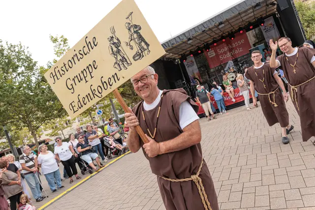 Ein farbenfrohes Bild bot der historische Umzug anlässlich von „750 Jahre Stadtrechte Germersheim“. Zahlreiche Teilnehmer präsentierten Geschichte, Brauchtum und Handwerk auf kreative Weise. | Foto: Paul Needham