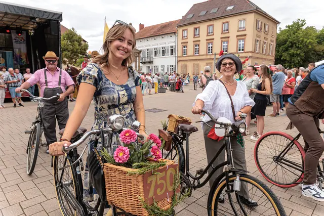 Von traditionellen Gewändern bis zu ausgefallenen Ideen: Die Gruppen brachten beim historischen Umzug zum 750-jährigen Jubiläum jede Menge Abwechslung auf die Straßen. | Foto: Paul Needham