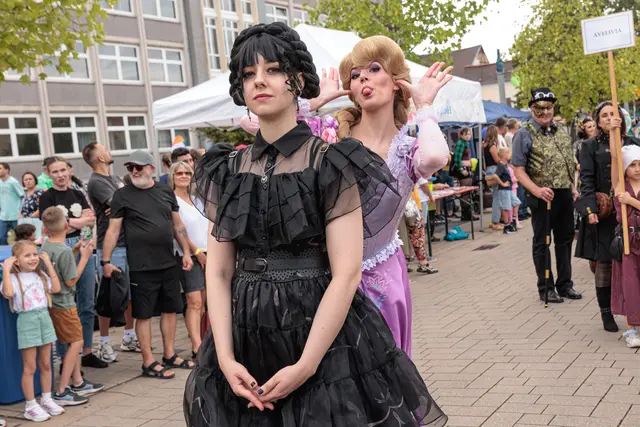 Von traditionellen Gewändern bis zu ausgefallenen Ideen: Die Gruppen brachten beim historischen Umzug zum 750-jährigen Jubiläum jede Menge Abwechslung auf die Straßen. | Foto: Paul Needham