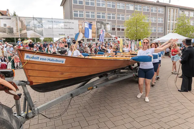 Von traditionellen Gewändern bis zu ausgefallenen Ideen: Die Gruppen brachten beim historischen Umzug zum 750-jährigen Jubiläum jede Menge Abwechslung auf die Straßen. | Foto: Paul Needham