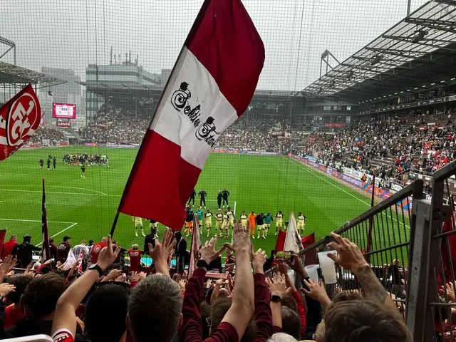Der FCK feiert mit seinen Fans die ersten drei Punkte der Saison | Foto: Frieder Mathis/gratis