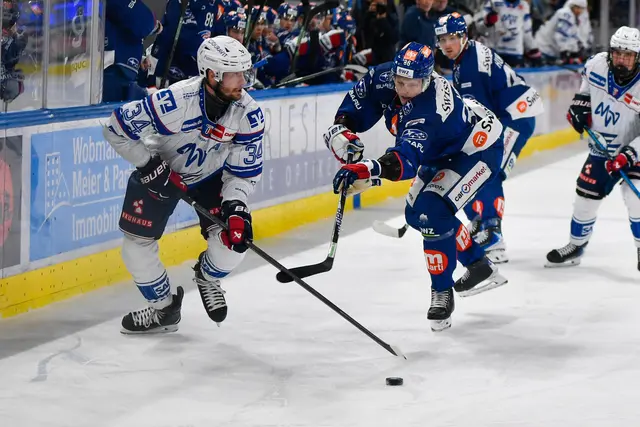 Adler-Stürmer Tom Kühnhackl (links) setzt sich gegen ZSC-Spieler Simon Knak durch.

 | Foto: Kurz/PIX-Sportfotos