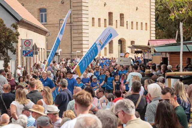 Historische Gewänder, liebevolle Details und viele kreative Ideen: Der Umzug zum Jubiläum „750 Jahre Stadtrechte Germersheim“ zeigte die Geschichte der Stadt in ihrer ganzen Vielfalt. | Foto: Paul Needham