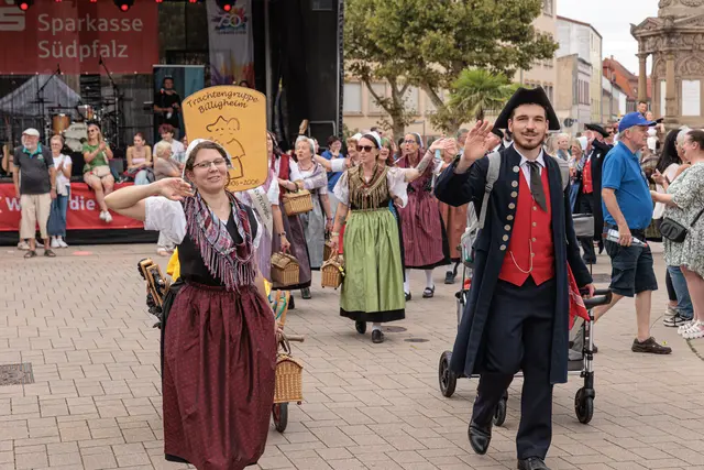 Quer durch die Jahrhunderte führte der historische Umzug zum 750-jährigen Jubiläum der Stadtrechte. Historische Figuren und Gruppen sorgten dabei für besondere Momente entlang der Strecke. | Foto: Paul Needham