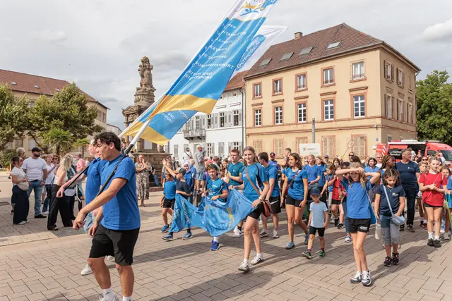 Ein farbenfrohes Bild bot der historische Umzug anlässlich von „750 Jahre Stadtrechte Germersheim“. Zahlreiche Teilnehmer präsentierten Geschichte, Brauchtum und Handwerk auf kreative Weise. | Foto: Paul Needham
