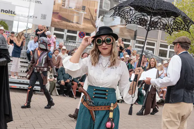 Von traditionellen Gewändern bis zu ausgefallenen Ideen: Die Gruppen brachten beim historischen Umzug zum 750-jährigen Jubiläum jede Menge Abwechslung auf die Straßen. | Foto: Paul Needham