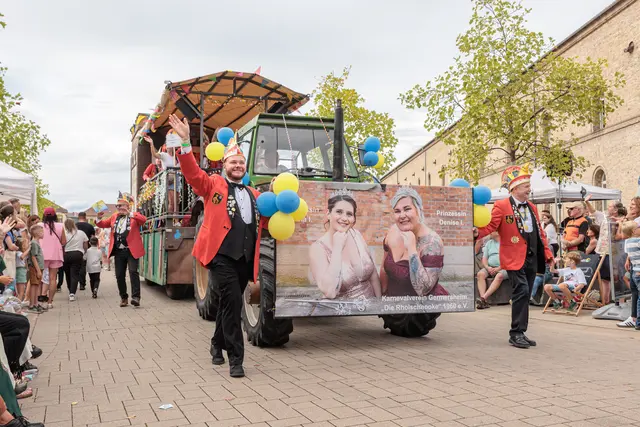 Von traditionellen Gewändern bis zu ausgefallenen Ideen: Die Gruppen brachten beim historischen Umzug zum 750-jährigen Jubiläum jede Menge Abwechslung auf die Straßen. | Foto: Paul Needham