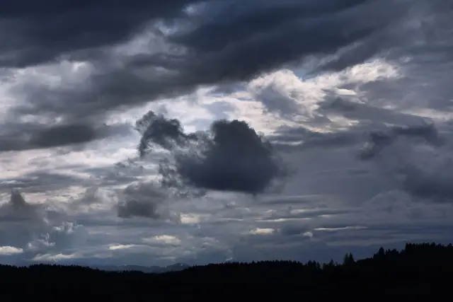 Das Wetter kann in der Nacht zu und am Montag ungemütlich werden. (Symbolbild) | Foto: Karl-Josef Hildenbrand/dpa