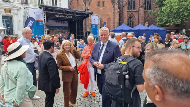 Der rheinland-pfälzische Ministerpräsident Gordon Schnieder und die Kaiserslauterns Oberbürgermeisterin Beate Kimmel beginnen mit dem Marktrundgang nach der Eröffnung des landesweiten Tags des Ehrenamts | Foto: Ralf Vester