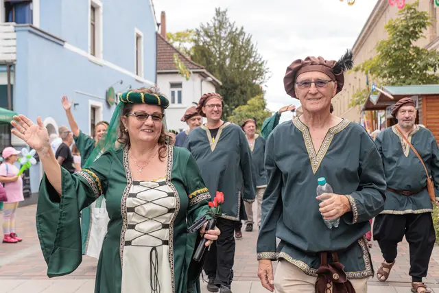 Historische Gewänder, liebevolle Details und viele kreative Ideen: Der Umzug zum Jubiläum „750 Jahre Stadtrechte Germersheim“ zeigte die Geschichte der Stadt in ihrer ganzen Vielfalt. | Foto: Paul Needham