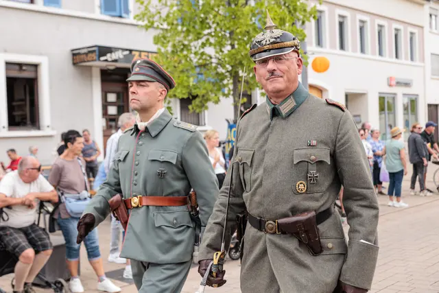 Quer durch die Jahrhunderte führte der historische Umzug zum 750-jährigen Jubiläum der Stadtrechte. Historische Figuren und Gruppen sorgten dabei für besondere Momente entlang der Strecke. | Foto: Paul Needham