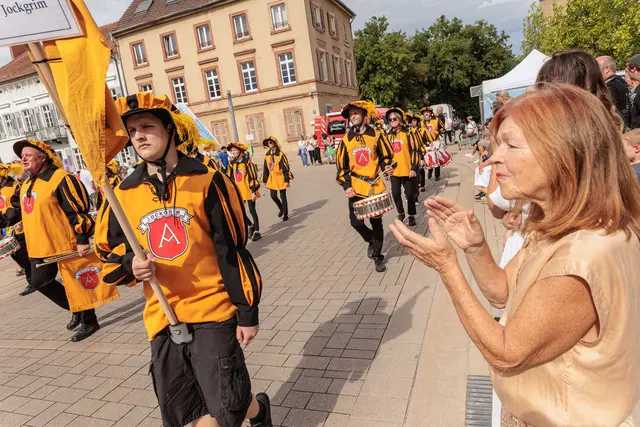 Quer durch die Jahrhunderte führte der historische Umzug zum 750-jährigen Jubiläum der Stadtrechte. Historische Figuren und Gruppen sorgten dabei für besondere Momente entlang der Strecke. | Foto: Paul Needham