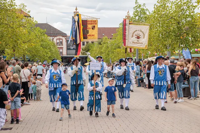 Quer durch die Jahrhunderte führte der historische Umzug zum 750-jährigen Jubiläum der Stadtrechte. Historische Figuren und Gruppen sorgten dabei für besondere Momente entlang der Strecke. | Foto: Paul Needham