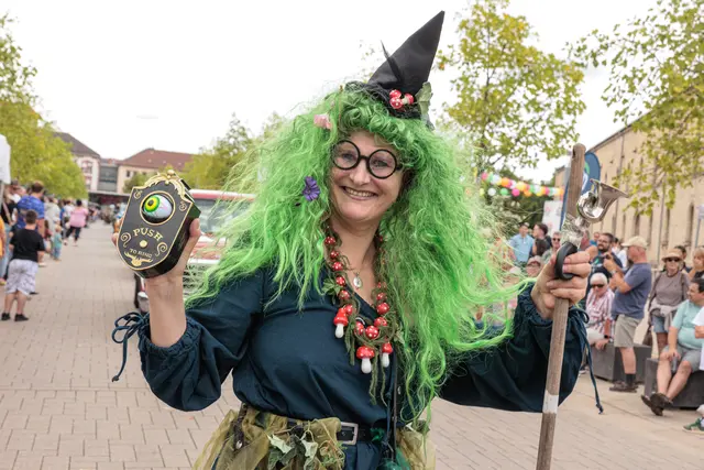 Von traditionellen Gewändern bis zu ausgefallenen Ideen: Die Gruppen brachten beim historischen Umzug zum 750-jährigen Jubiläum jede Menge Abwechslung auf die Straßen. | Foto: Paul Needham
