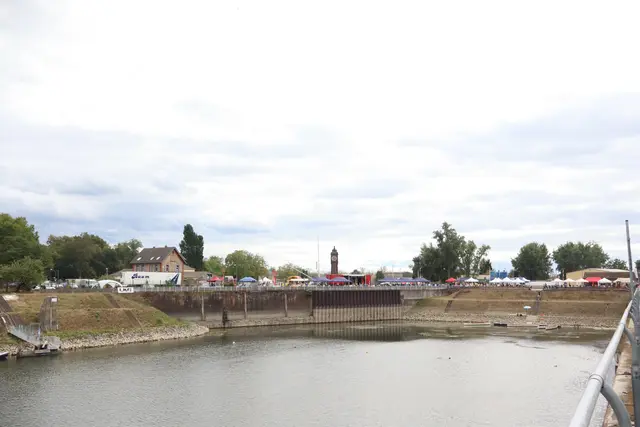 Blick auf die Festivalkulisse am Kai des historischen Hafens | Foto: JG
