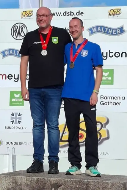 Tobias Bumb rechts bei der Siegerehrung in München, links ist der Zweitplatzierte zu sehen, der Sieger war bereits abgereist  | Foto: Bumb 