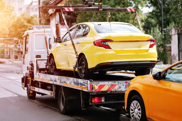 Bei Schwerpunktkontrollen prüft die Verkehrsüberwachung Parkverstöße und lässt im Zweifel auch Fahrzeuge abschleppen. | Foto: I am from Mykolayiv/stock.adobe.com