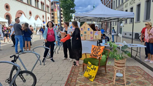 Beim Stand von „Gemeinsam gegen sexuelle Gewalt“ und der Frauenzuflucht steht das Thema „Kein Platz für Gewalt“ im Mittelpunkt | Foto: Monika Klein
