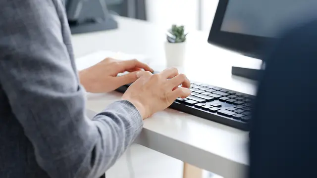 Der Computer ist für viele Berufe ein wichtiges Arbeitsmittel / Symbolbild | Foto: Nattakorn/stock.adobe.com