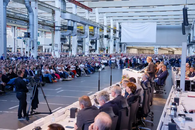 In der Wolfsburger Zentrale begann die Serie von außerordentlichen Treffen zwischen Vorstand und Belegschaft. (Archivbild) | Foto: Roland Niepaul/Volkswagen VW/dpa