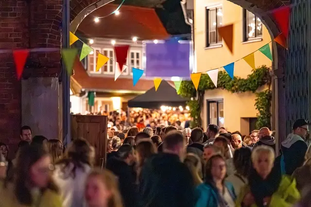 Altstadtfest in Speyer: Livemusik auf mehreren Bühnen und die besondere Atmosphäre locken zahlreiche Gäste in die Speyerer Altstadt. | Foto: Michael Varelmann