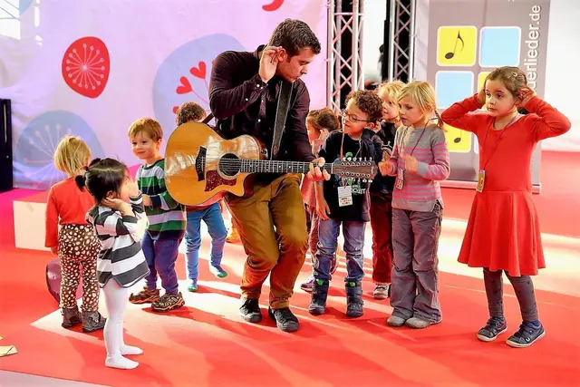 Basti hatte schon im vergangenen Jahr die Kinder auf der Hohen Loog mit seinen Liedern begeistert. | Foto: Linzenmeyer