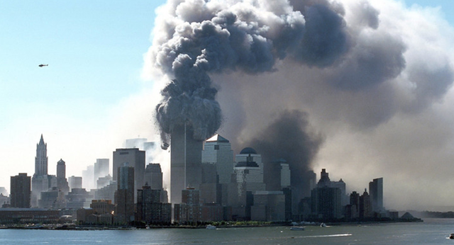 Über New York steigen nach dem Angriff auf das World Trade Center dichte Rauchwolken auf. 9/11 begründet den heutigen Stellenwert der US-Geheimdienste und führt zum Einsatz von Drohnen - Entwicklungen, die auch in den USA kritisch gesehen werden.

 | Foto: Copyright:ZDF/Hubert Boesl/dpa/picture-alliance
