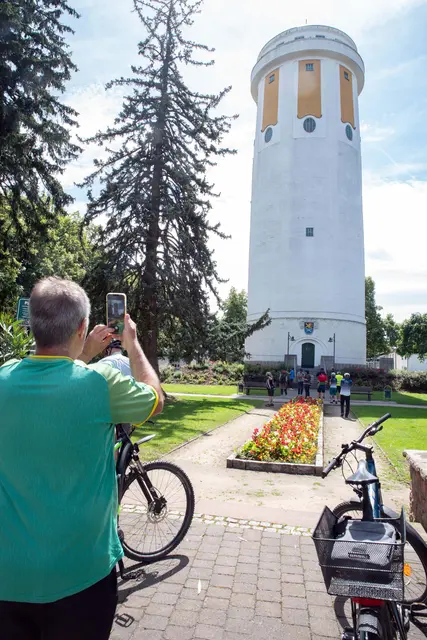 Auch das Wahrzeichen der Stadt Hockenheim, der Wasserturm, öffnet am Tag des offenen Denkmals seine Türen für schwindelfreie Besucherinnen und Besucher. | Foto: Dorothea Burkhardt