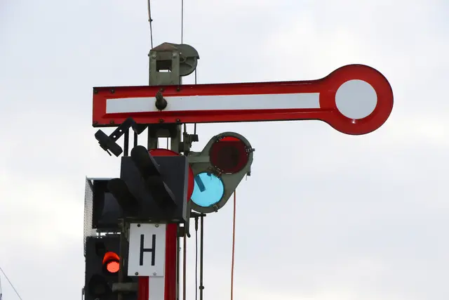 Auf einzelnen S71-Fahrten im September müssen Fahrgäste wegen Bauarbeiten auf Ersatzbusse umsteigen. | Foto: Heike Schwitalla