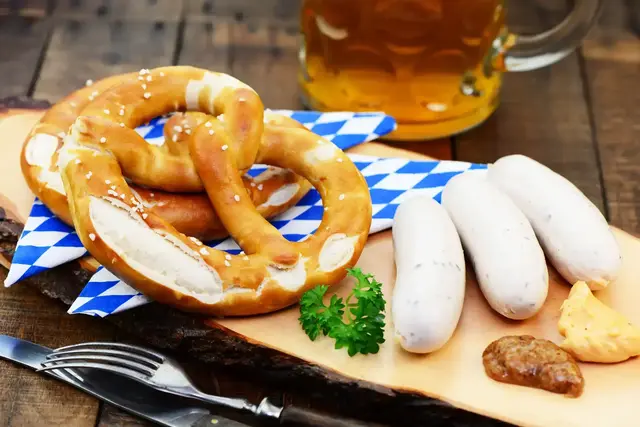 Am Sonntag startet das Hoffest um 10 Uhr mit Weißwurst und Frühschoppen. | Foto: Printemps/stock.adobe.com