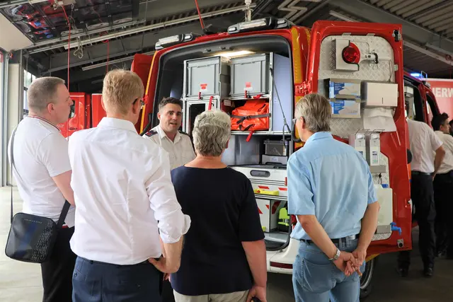 Im Anschluss an die offizielle Übergabe machten sich die anwesenden Vertreterinnen und Vertreter der Politik einen Eindruck von Ausstattung und Einsatzmöglichkeiten des neuen Erkundungswagens | Foto: Stadt Landau