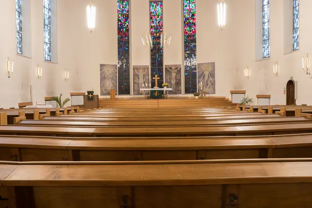 Fresken am Altar zeigen in der Erlöserkirche Szenen aus Jesu Leben.  | Foto: Prot. Dekanat LU/Wagner