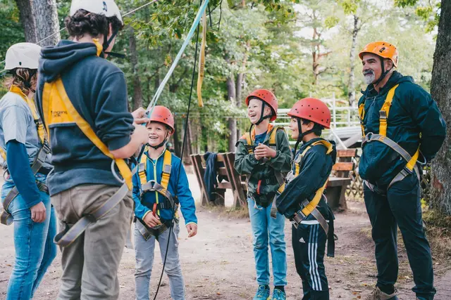 Am Hohe-Loog-Haus können Kinder, Jugendliche und Erwachsene einen Seilparcours mitten im Wald ausprobieren. | Foto: Wolfgang Klein