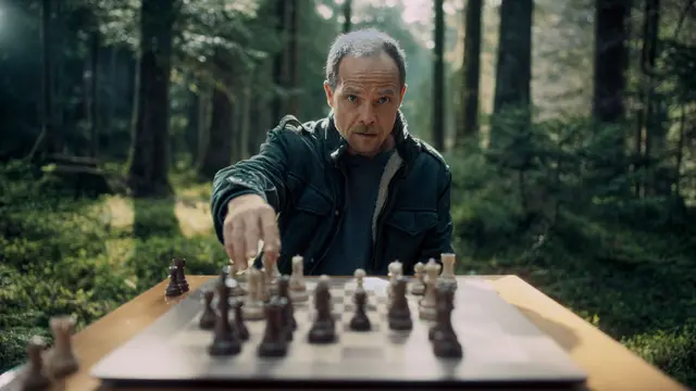 Was hat es mit den Schachfiguren auf sich, die plötzlich auftauchen? Micha Oberländer (Matthias Koeberlin) ermittelt in einem neuen Fall. | Foto: Lukas Gnaiger/ZDF/dpa
