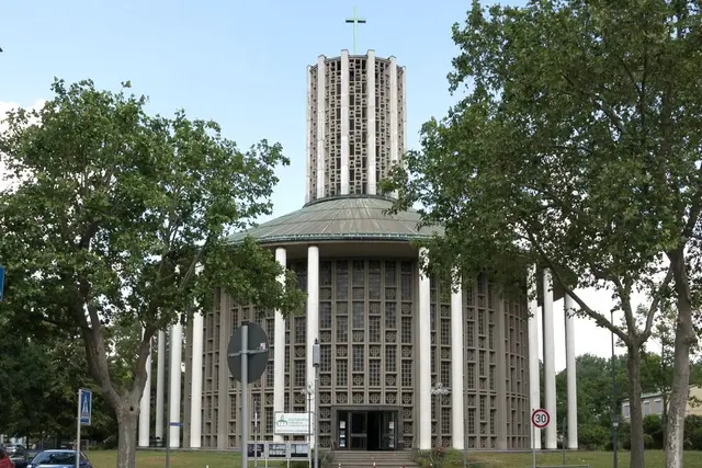 Außergewöhnliche Form: Die Friedenskirche ist kreisrund.  | Foto: Prot. Dekanat LU/Wagner