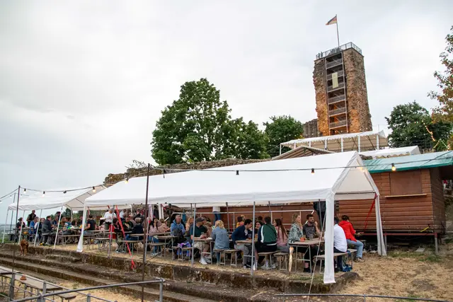 Die Wachtenburg ist mehr als nur ein Ort - sie ist ein Gefühl und das Burgfest ein einzigartiger Treffpunkt für Musik, Wein und gute Gespräche | Foto: Förderkreis Wachtenburg