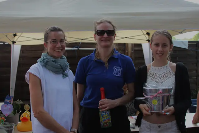 v.r. Eva, Siegerin im Schätzpiel mit Bettina Mack und der Sponsorin Saskia Tempelhof | Foto: Katja Pretz