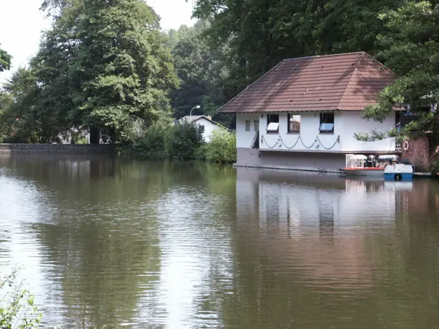 Wer am Weiher badet, sollte bei grünlicher Trübung und Schlieren im Wasser vorsichtig sein. | Foto: Verbandsgemeinde Landstuhl