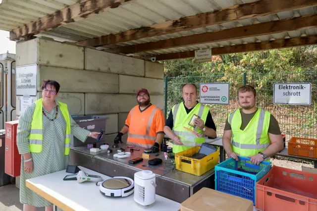 Alte Batterien und kleine Elektrogeräte gehören in Heidelberg zu den Recyclinghöfen oder in die Rücknahme im Handel, nicht in Rest- oder Biomüll.
Sylvia Hafner, Leiterin der ASZ Heidelberg, zeigte gemeinsam mit Mitarbeitenden verschiedene reale Beispiele für entsorgte Elektrogeräte mit verbauten Lithium-Ionen-Akkus.  | Foto: ASZ Heidelberg