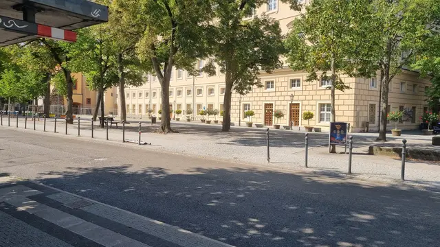 Zu eng, um mit einem 14 Meter-Gespann auf den Platz einfahren zu können: Da müssen noch Pfosten weg!  | Foto: www.jowapress.de