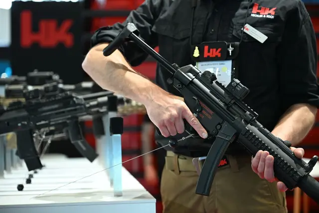 Heckler & Koch macht so viel Umsatz mit seinen Waffenverkäufen wie noch nie. Hier ein Blick auf den HK-Messestand bei der Waffenmesse Eurosatory 2026. | Foto: Wolf von Dewitz/dpa