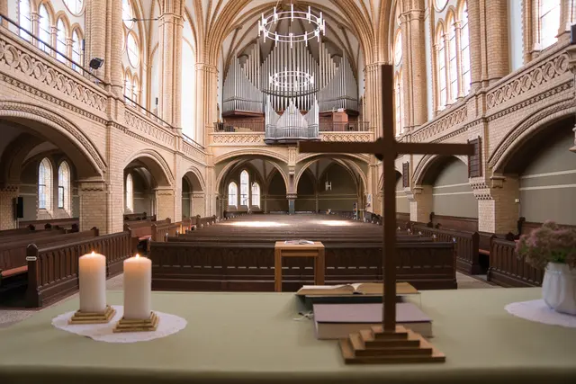 Die Apostelkirche wirkt hoch und hell.  | Foto: Prot. Dekanat LU/Wagner