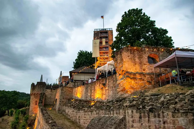 Auch dem beim traditionellen Funzelabend am Montag einsetzende Regen trotzten die Besucher in den Zelten mit angepasster Kleidung und bester Stimmung.                                                                                                 | Foto: Förderkreis Wachtenburg