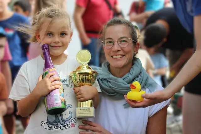 Lily, Siegerin im Entenrennen mit der Sponsorin Saskia Tempelhof | Foto: Katja Pretz